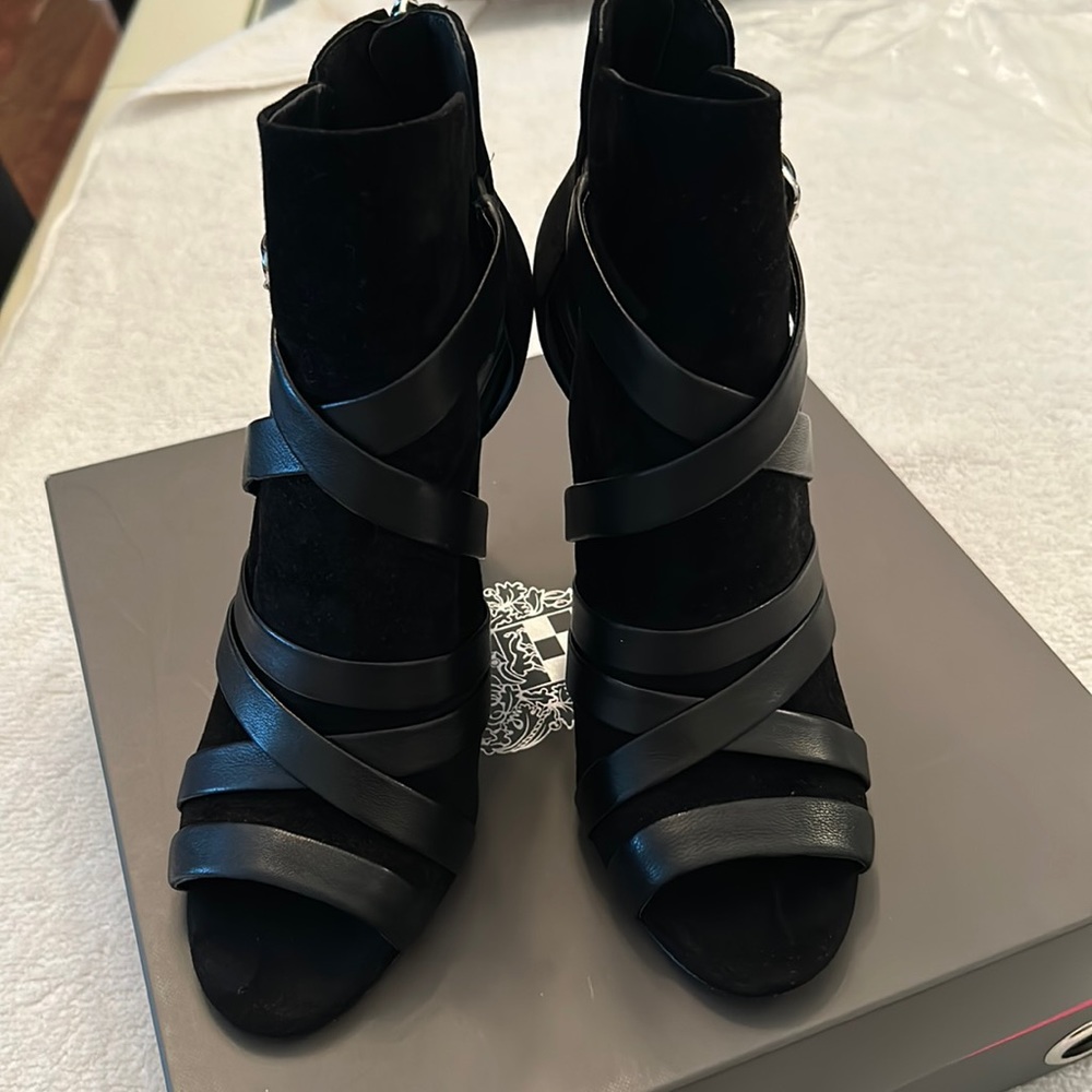 Vince Camuto 8.5 VC-Achika black suede with leather trim dress shoes.